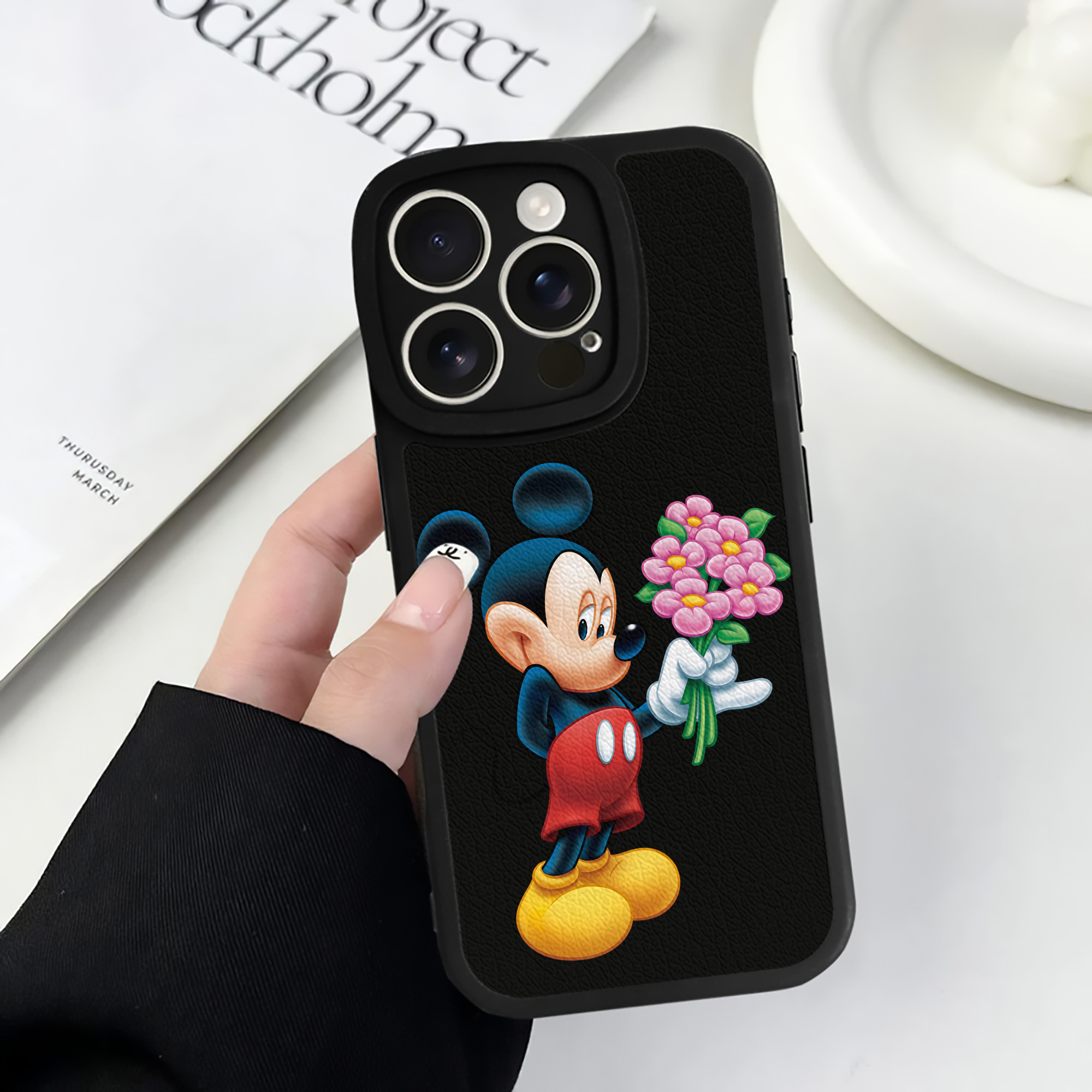 （画像用） ミッキーマウス Mickey Mouse 【iPhone 16シリーズ対応】シリコンスマホケース（レザー調） 材質：シリコン